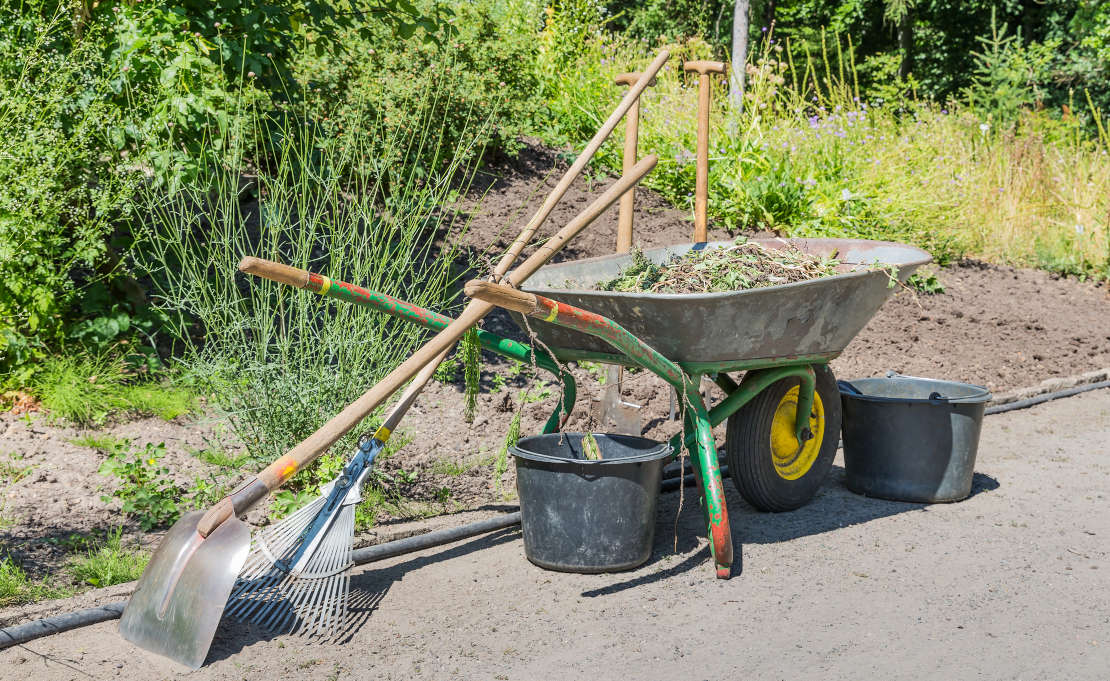 Kruiwagen met gereedschap voor tuinonderhoud