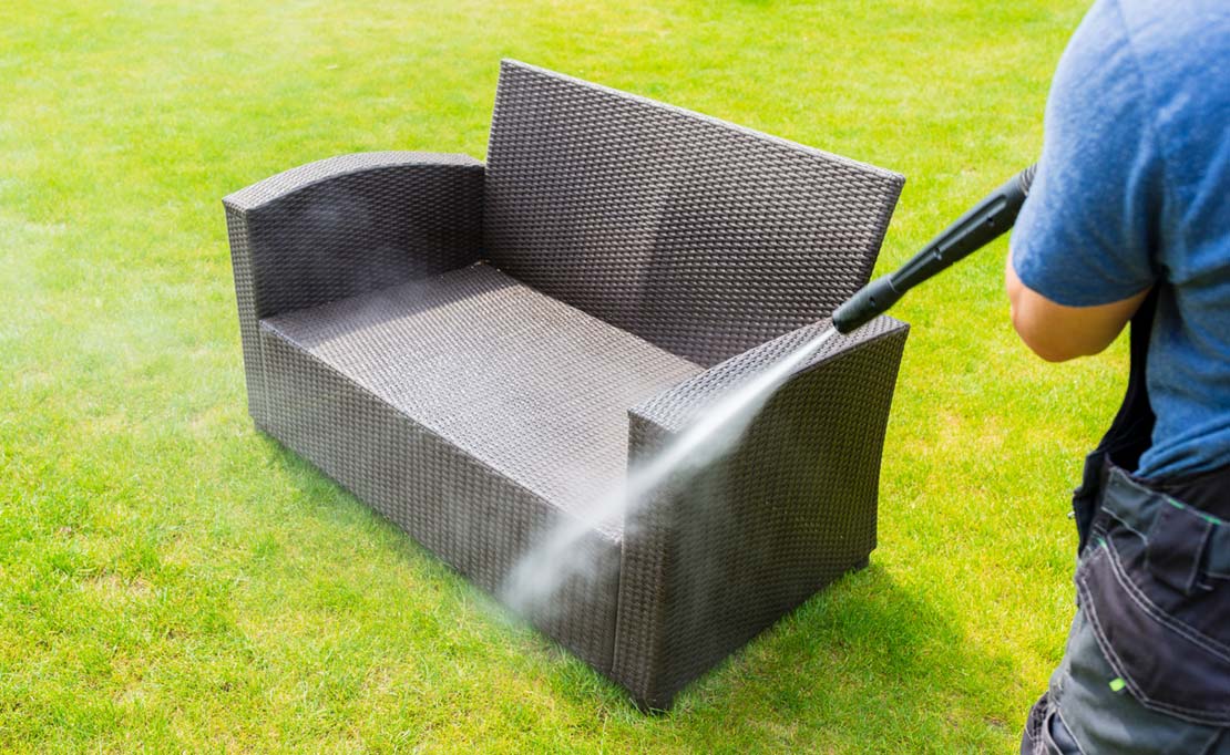 Tuinmeubelen schoonmaken