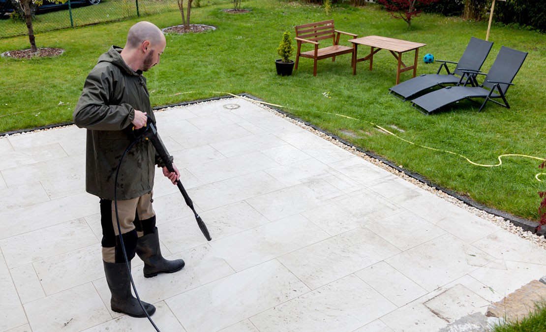 Tuintegels schoonmaken: groene aanslag verwijderen