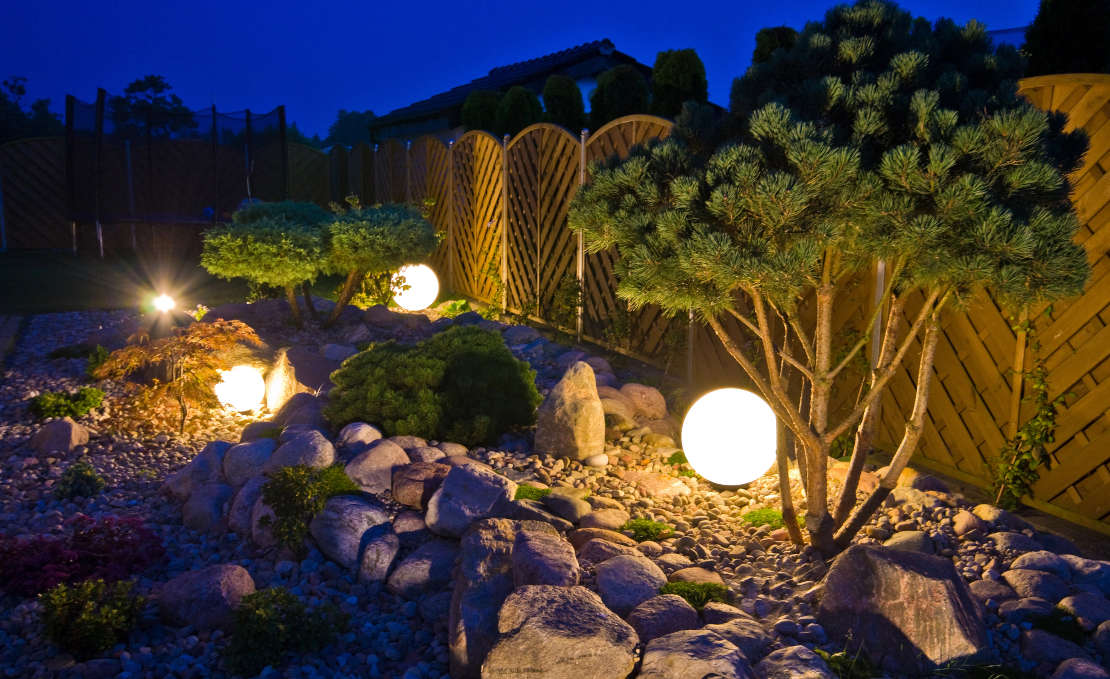 Tuinverlichting bij schutting