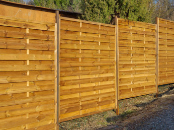 Een stevige schutting plaatsen die jaren meegaat