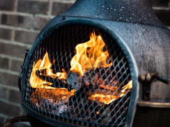 Warm op het terras met een tuinhaard of terrashaard