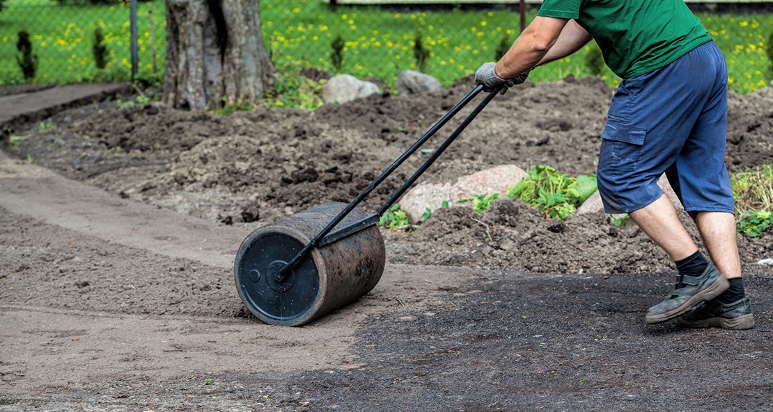 Tuinaanleg - grond egaliseren voor het aanleggen van een nieuw gazon